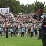 Polizei fahndet nach Angriff auf Eintracht-Fans mit Bild nach den Tätern