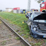 Auto kollidiert mit Regionalbahn – drei Verletzte